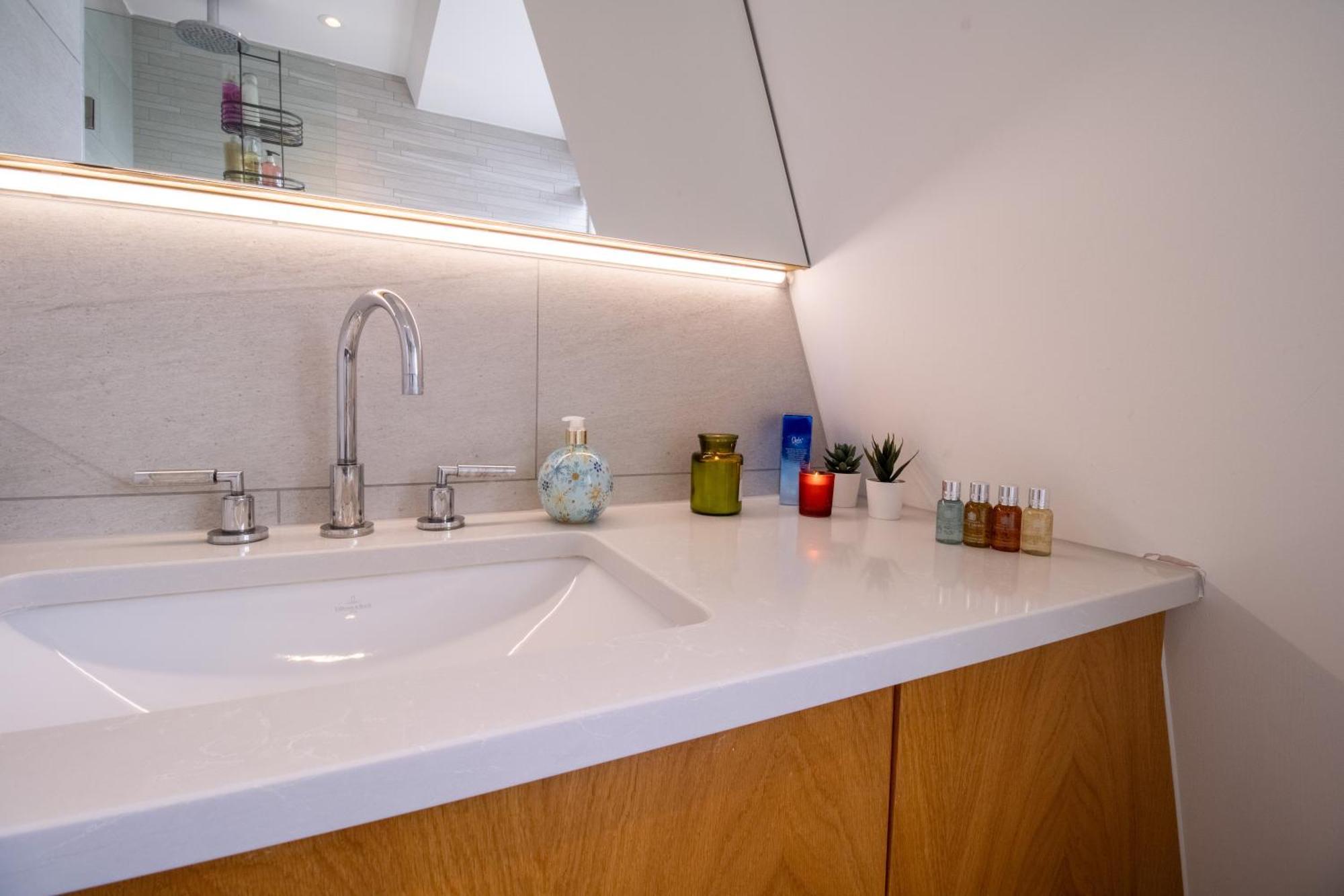 Luxurious 1-Bedroom Penthouse In Marble Arch 71 Londra Exterior foto